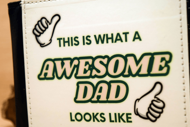  “This Is What A Awesome Dad Looks Like” Faux Leather Wallet – Personalised Gift for Father’s Day & Birthdays